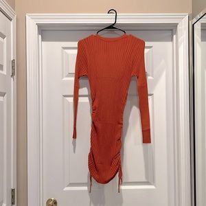 Women’s above the knee dress with dual side scrunch.